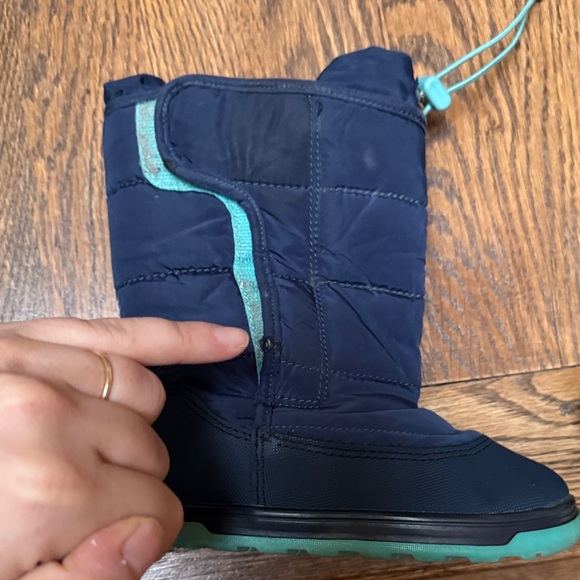 Ten Little Snow Boots, Play condition - Picture 2 of 10